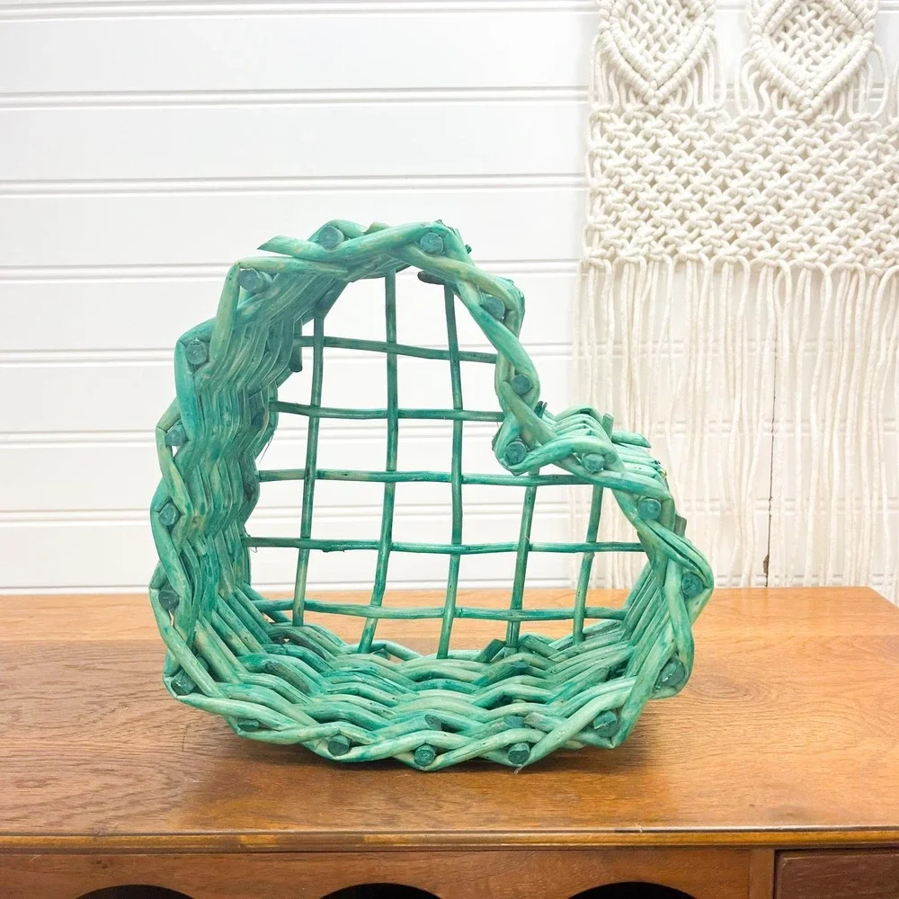 Vintage Green Heart Wicker Basket: Boho Wall Decor‎